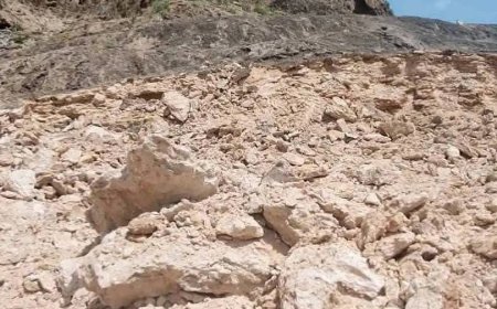 صورة..عبث ح،وثي جديد يطال معالم دمت السياحية في الضالع!