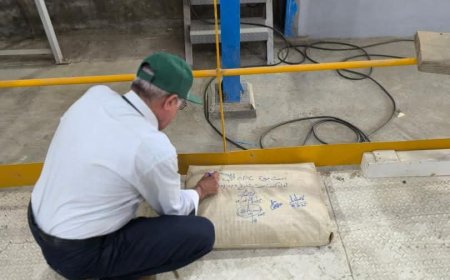 على طريق المليون كيس".. الرئيس التنفيذي يدشّن أول إنتاج من "أسمنت صيرة" عالي الجودة