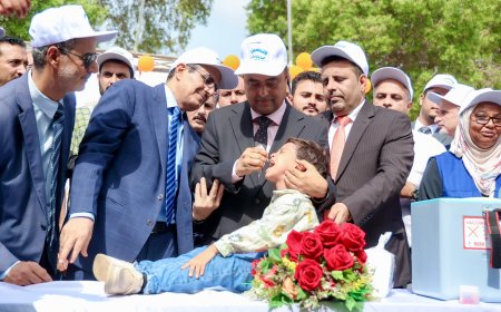رئيس الوزراء يدشن الجولة الأولى من الحملة الوطنية الطارئة للتحصين ضد شلل الاطفال بالعاصمة عدن