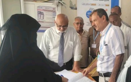 محافظ الحديدة يشدد على تحسين جودة الخدمات الصحية والانضباط الوظيفي بمستشفى حيس الريفي...