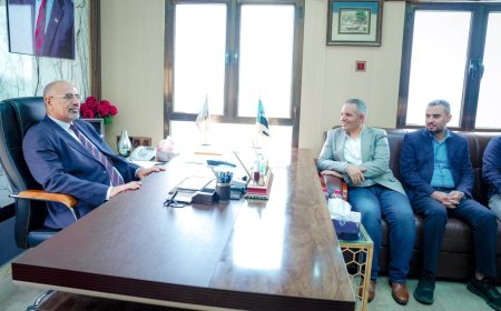 الرئيس الزُبيدي يتفقد سير العمل ومستوى الانضباط الوظيفي بهيئات المجلس الانتقالي