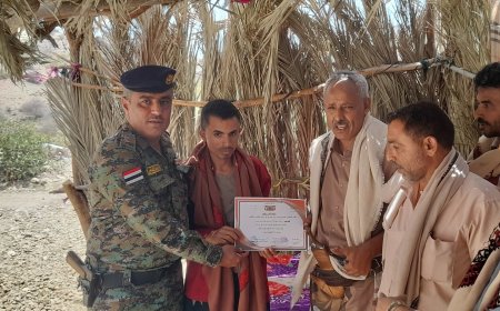 خطوة حضارية تنال الإشادة.. تكريم مواطن في الوازعية لالتزامه بمنع إطلاق النار في عرسه ومدير الأمن يتصدر المشهد