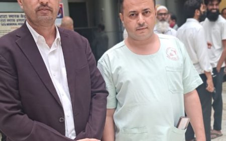 المستشار الطبي يزور مستشفيات تاتا بومباي ويلتقي الجراح اليمني الدكتور محمد العامري