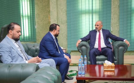 الرئيس الزُبيدي يطّلع على سير عمل وزارة الأشغال ويشدد على أهمية استكمال مشاريع صيانة الطرق الرئيسة