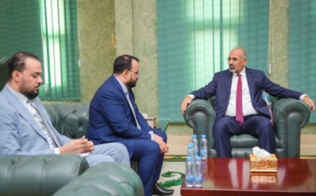 اللواء الزُبيدي يشدد على أهمية تكثيف العمل لاستكمال مشاريع صيانة وإعادة تأهيل الطرق الاستراتيجية..