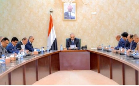 الزُبيدي يوجه الحكومة والبنك المركزي بتوفير السيولة لاستيراد شحنة مازوت عاجلة...