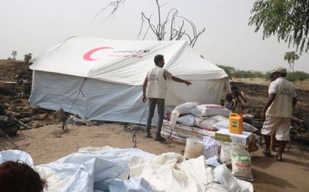 الحديدة.تدخل عاجل من الخلية الإنسانية لإغاثة أسرة نازحة احترق منزلها في الخوخة...