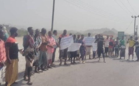 وقفة احتجاجية لأبناء منطقة ميفع بحضرموت..