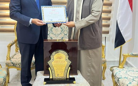 أبو البراء والكود يسلمان درع التكريم للسفير اليمني بالقاهرة خالد بحاح