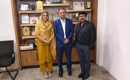 زيارة المستشار الطبي الدكتور أنيس العفيفي لمستشفيات الشافي للعلاج الطبيعي والطب البديل – كوتاكال، كيرلا