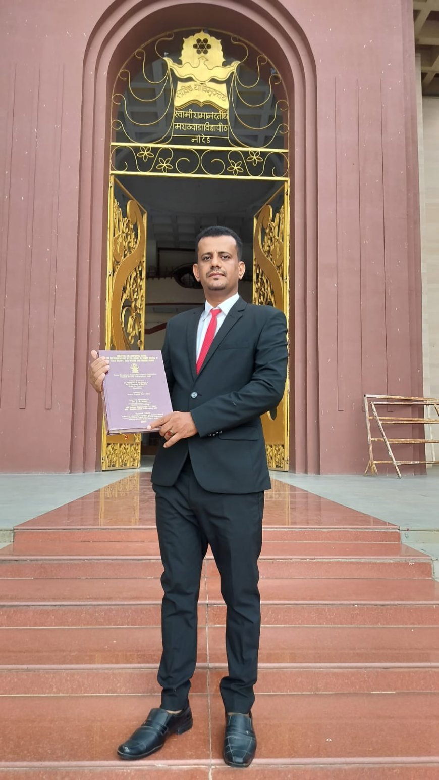 جامعة سوامي الهندية تمنح الباحثَين اليمنيين الدكتور عرفات البتراء وزوجته الدكتورة سعاد الوليدي درجتي الدكتوراه بامتياز في اللغة الإنجليزية والفيزياء التطبيقية