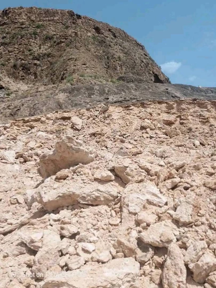 صورة..عبث ح،وثي جديد يطال معالم دمت السياحية في الضالع!