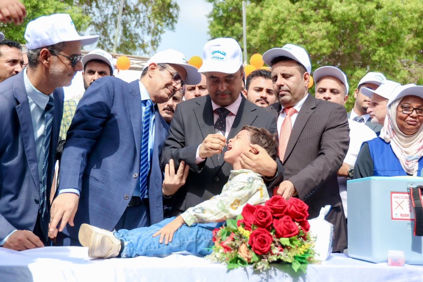 رئيس الوزراء يدشن الجولة الأولى من الحملة الوطنية الطارئة للتحصين ضد شلل الاطفال بالعاصمة عدن