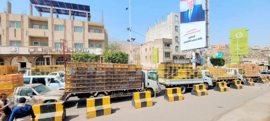 بعد أزمةالمياه.. تعز تواجه "أزمة جديدة"! تجار الدجاج يحتجون أمام مبنى المحافظة(صورة)