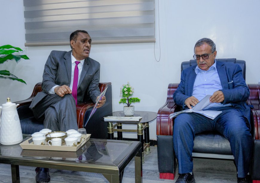 رئيس جامعة عدن يزور كلية اللغات ويشيد بدورها الأكاديمي وتوجهاتها التطويرية