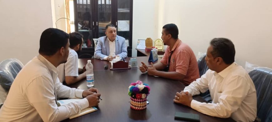 أمين عام المجلس المحلي "الحامد" يناقش تنفيذ مشروع نبني مع مؤسسة شباب أبين بالشراكة مع منظمة صناع النهضة