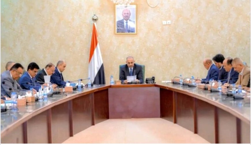 الزُبيدي يوجه الحكومة والبنك المركزي بتوفير السيولة لاستيراد شحنة مازوت عاجلة...