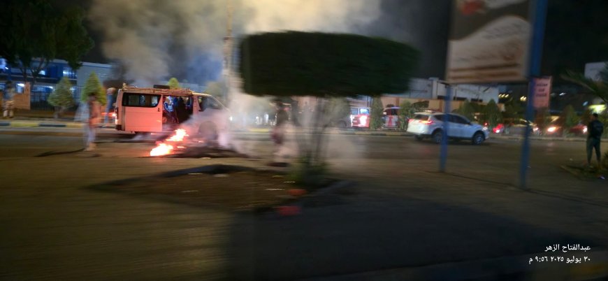 عاجل: شبّان غاضبون يقطعون شارع رئيسي بالمنصورة في عدن احتجاجًا على تدهور الكهرباء(صورة أولية)