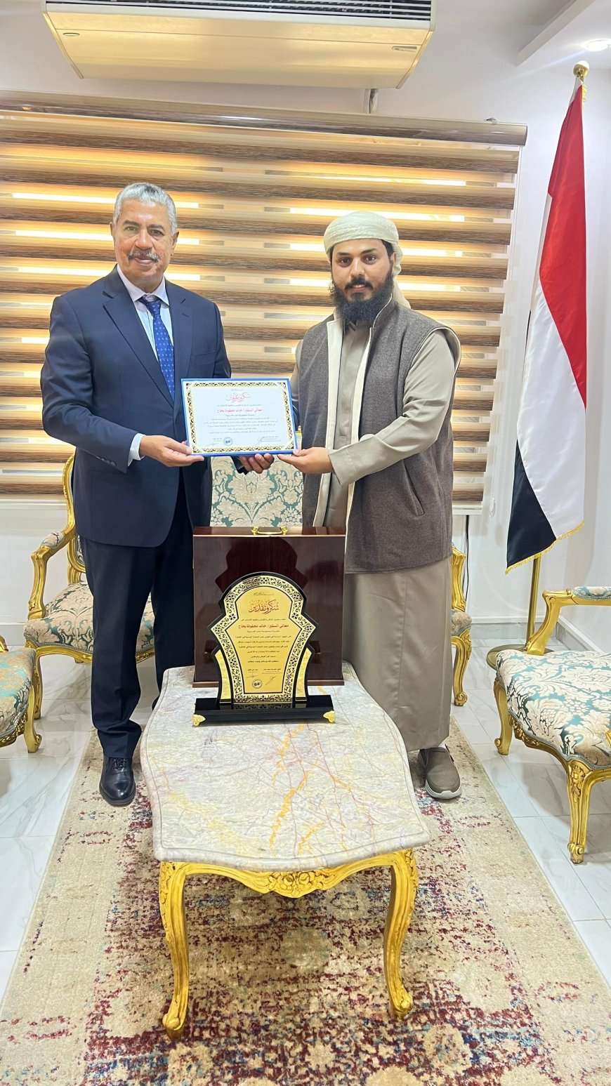 أبو البراء والكود يسلمان درع التكريم للسفير اليمني بالقاهرة خالد بحاح