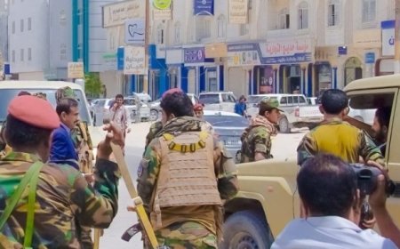 محافظ شبوة يوقف سيارة مخالفة لنظام السير في شوارع مدينة عتق..