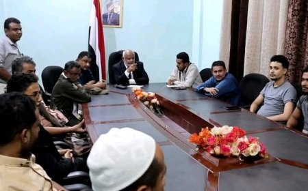 محافظ الحديدة يشدد على تنظيم عمل الصرافين ويؤكد اتخاذ إجراءات صارمة ضد المخالفين...