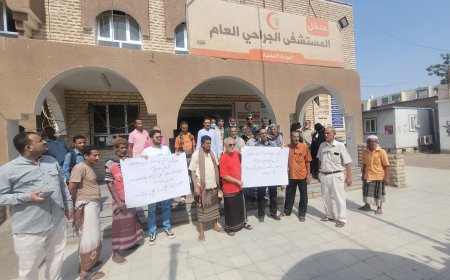 عاجل: وقفة احتجاجية أمام المستشفى الجراحي في المنصورة عدن  بعد إغلاقه منذ 3 أشهر(صورة)