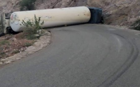 عاجل: وفاة سائق في انقلاب قاطرة غاز وتسرب خطير في طريق النقبة – شبوة(صورة أولية)
