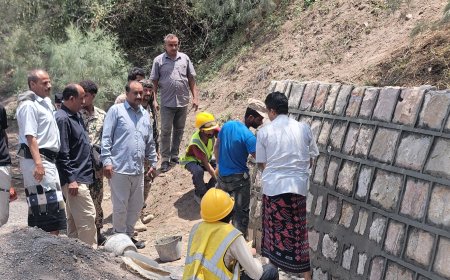 المدير العام بكر الشاعري يتفقد مشروع حماية الأراضي الزراعية في دار السيد بمديرية قعطبة.   قعطبة / فواز عبدان