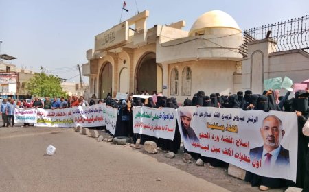منتسبو السلطة القضائية بعدن ينفذون وقفة احتجاجية أمام وزارة العدل ويؤكدون تمسكهم بمطالبهم