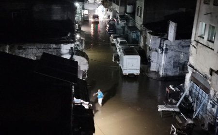 عاجل: هكذا تبدو أحياء كريتر تغرق بمياه الأمطار الغزيرة في عدن(صورة أولية)
