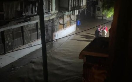 وسط إشادة واسعة.. شباب القطيع والمرسابة في عدن يقومون بفتح منافذ الأمطار