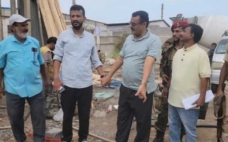 مدير عام المنصورة يتفقد أعمال المرحلة الثانية لمشروع بناء صالة لنادي أهلي عدن...