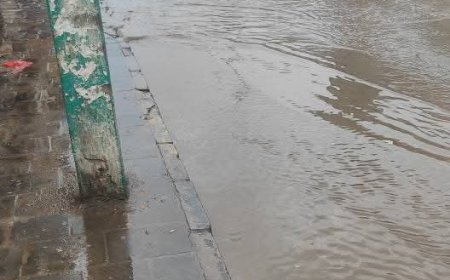 عاجل:هكذا يبدو الشارع الرئيسي بالمعلا – عدن عقب أمطار غزيرة (صور)
