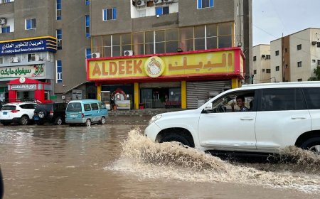 عاجل:سيول الأمطار تغرق الشارع الرئيسي في إنماء –عدن(صور)