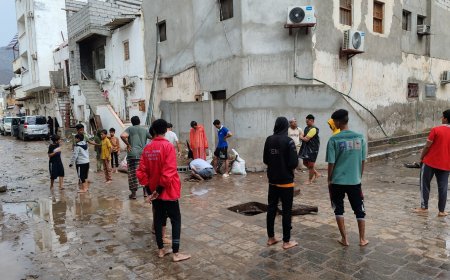 عدن: وسط دعوات لتقديم الدعم لهم..مبادرة شبابية في المرسابة بصيرة –لتجهيز منافذ تصريف مياه الأمطار بجهود ذاتية