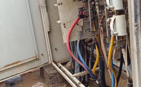 كهرباء عدن لموقع منبرالأخبار: "الإمداد متوقف حتى شفط المياه" إثر غرق محول كهربائي ضخم في عدن