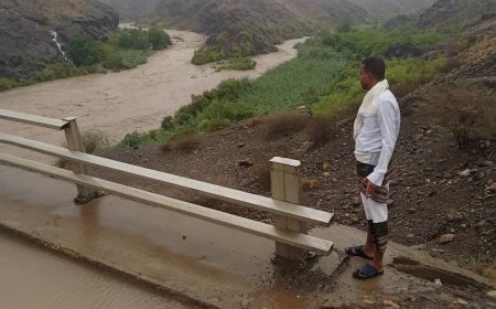 مدير صيانة لحج يتفقد أضرار الجسور والطرقات جراء السيول الجارفة