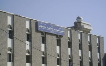 قيادات حو,,ثية في مكتب الصحة في الحديدة  يستولون على استحقاقات المراكز الصحية...