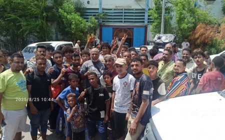 عدن..أبناء شعب العيدروس ينفذون وقفة احتجاجية أمام إدارة المياه للمطالبة بتوفير الخدمة(صورة)