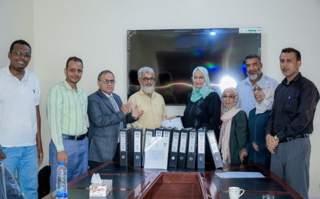 جامعة عدن تسلم مجلس الاعتماد الأكاديمي رسميًا وثائق اعتماد برنامج بكالوريوس الصيدلة