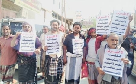 تظاهرة احتجاجية في لبعوس يافع ينفذها سائقوا النقل البري ....