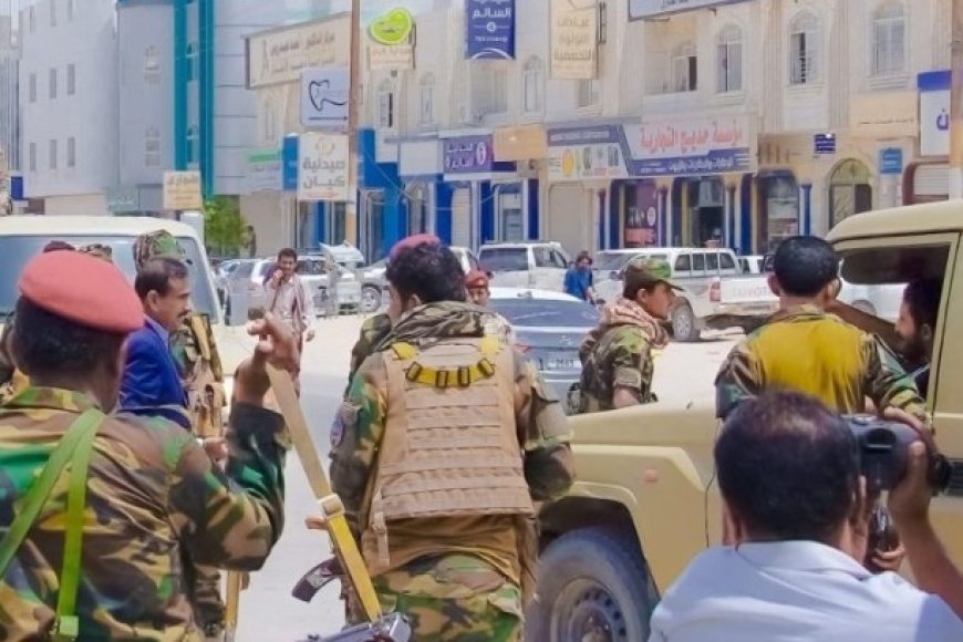 محافظ شبوة يوقف سيارة مخالفة ويشدد على أهمية الالتزام بقوانين السير