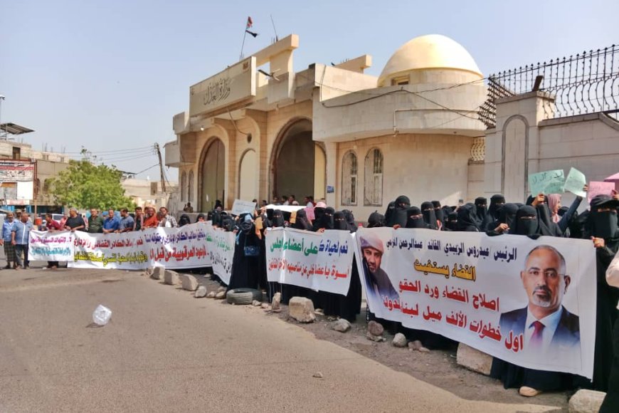 قضاة عدن يحتجون أمام وزارة العدل مطالبين بحقوقهم المشروعة