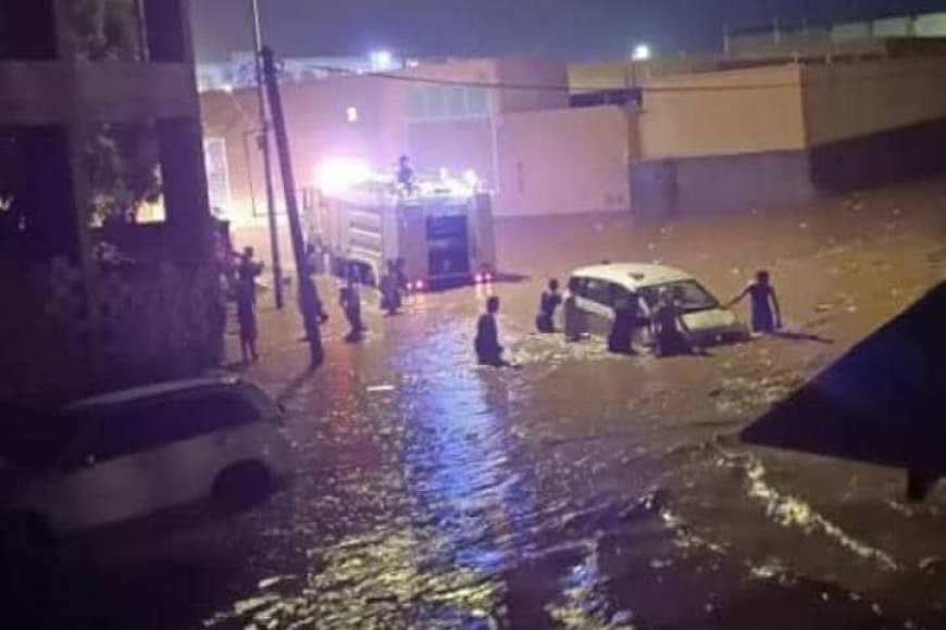 سيول الأمطار تغمر شوارع كريتر وتهدد حياة المواطنين والمركبات