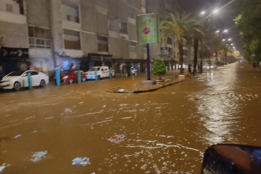 غرق الشارع الرئيسي في المعلا بعدن جراء أمطار غزيرة والحركة المرورية تتعطل