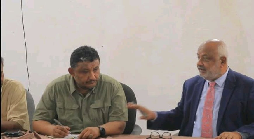 محافظ الحديدة يوجه بتخفيض الأسعار ويحذر من التلاعب بقوت المواطنين...