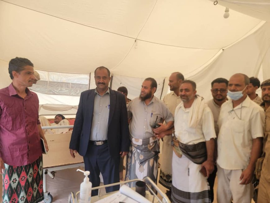 مدير عام مديرية قعطبة يزور المركز الصحي المدافن بمدينة قعطبة