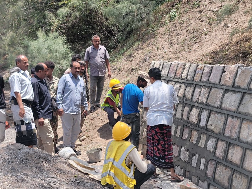 المدير العام بكر الشاعري يتفقد مشروع حماية الأراضي الزراعية في دار السيد بمديرية قعطبة. قعطبة / فواز عبدان