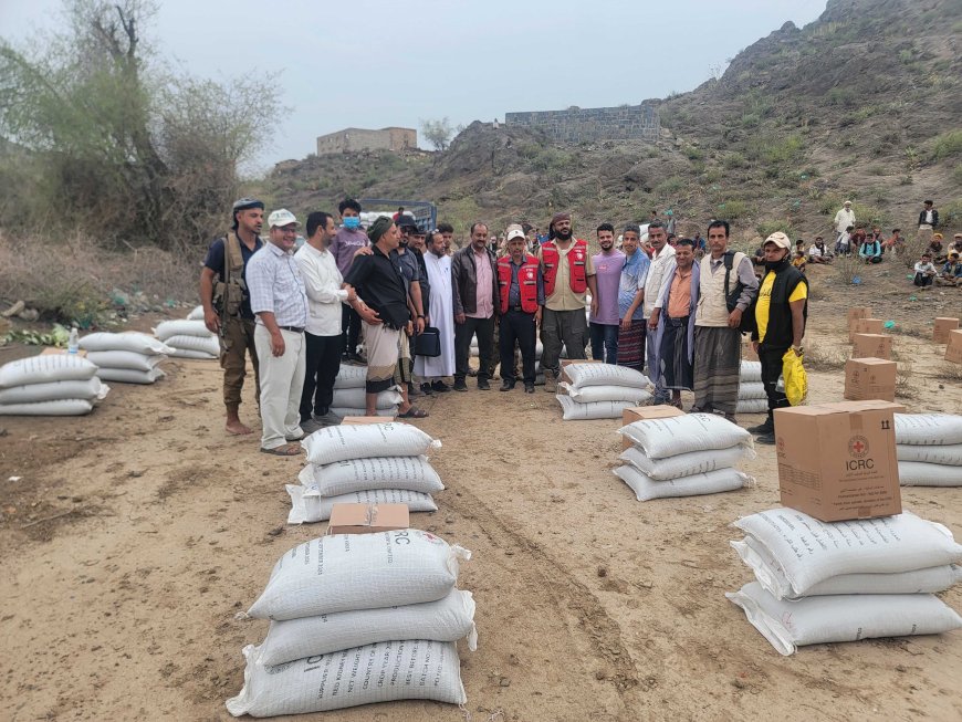 المدير بكر الشاعري يدشن توزيع السلة الغذائية للأسر الأشد فقراً في منطقة حمرات بمديرية قعطبة