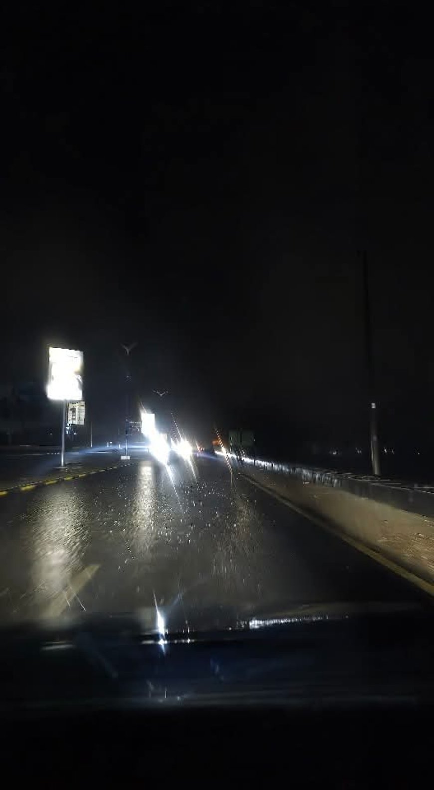 عاجل: غمر مياه الأمطار خط الجسر بين خورمكسر والمنصورة وتعطل سيارات بالمكان(صورة أولية)